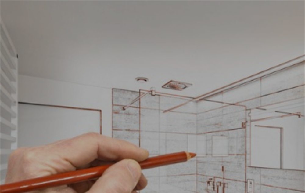 Planering av badrumsrenovering med ritning och materialprover